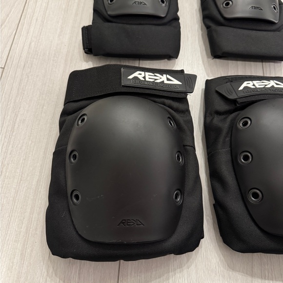 REKD Skate pads - Elbow and Knee pads set - Picture 2 of 11